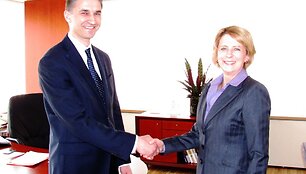 JAV ambasadorė Lietuvoje Deborah McCarthy ir energetikos ministras Jaroslavas Neverovičius