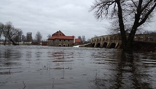 Patvinusi Kruoja užliejo restauruotą Pakruojo dvarą