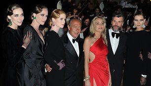 Smiltė Bagdžiūnė (pirma i&scaron; kairės), &bdquo;De Grisogono&ldquo; įkūrėjas Fawazas Gruosi (ketvirtas i&scaron; kairės), aktorė Sharon Stone (raudona suknele) ir Juozas Statkevičius (antras i&scaron; de&scaron;inės)