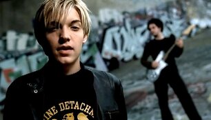 Alexas Bandas dainos &bdquo;Wherever You Will Go&ldquo; vaizdo klipe 2001-aisiais