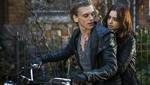 Lily Collins ir Jamie Campbellas Boweris filme „Mirties įrankiai: Kaulų miestas“