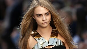 Tobula moteris anot moterų turėtų turėti Caros Delevingne antakius