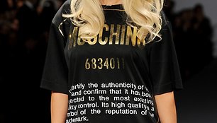 Rita Ora „Moschino“ kolekcijos pristatyme