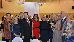 Garbės konsulas Čikagoje Marijus Gudynas su žmona ir renginio vedėjai