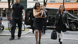 Kim Kardashian su dukra North ir seserimi Kourtney Kardashian