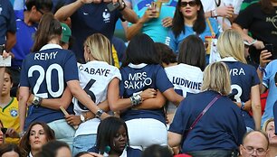 Prancūzijos futbolininkų žmonos Fanny Remy, Fiona Cabaye, Mazda Magui, Ludivine Sagna ir Sandra Evra