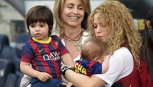 Shakira su Gerard'o Pique mama Montserrat ir sūnumis Milanu bei Sasha