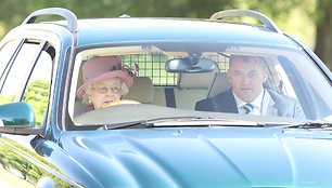 Karalienė Elizabeth II ir jos asmens sargybinis