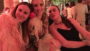 Dianna Agron (centre)