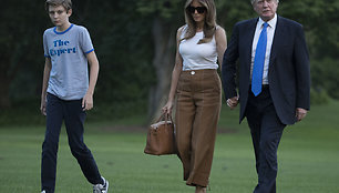 Donaldas Trumpas su žmona Melania ir sūnumi Barronu