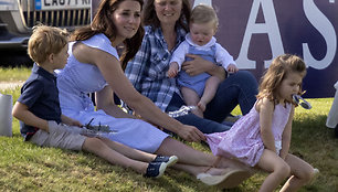 Kembridžo hercogienė Catherine su sūnumi George'u ir dukra Charlotte