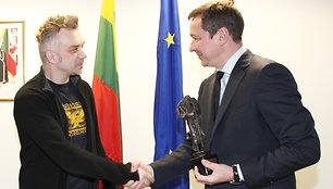 Vilniaus meras Artūras Zuokas įteikia Andriui Mamontovui Šv. Kristoforo statulėlę