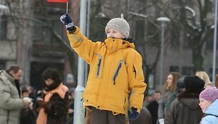 Vaikas su Lietuvos vėliavėle