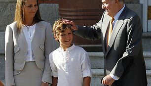 Ispanijos karalius Juanas Carlosas (de&scaron;inėje) su anūku Filipe ir jo motina princese Elena