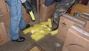Garaže aptikti 19,160 pakelių kontrabandinių cigarečių