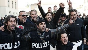 Italijos policininkai &scaron;venčia mafijos grupuotės sulaikymą