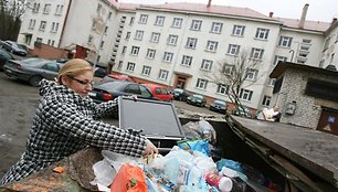 Senų monitorių miesto tvarkdariai kartais aptinka prie KTU studentų bendrabučių esančiuose konteineriuose. Tačiau dėl to gali būti kalti ne studentai – į šiuos konteinerius šiukšles suverčia ir aplinkinių Žaliakalnio gatvių gyventojai.