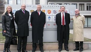 Argentiniečių delegacija Kaune: centre &ndash; San Martino meras R.Ivo&scaron;kus, pirma i&scaron; kairės &ndash; Lietuvos bendrovės &bdquo;Ramchos&ldquo; direktorė R.Kuodytė, antras i&scaron; kairės &ndash; San Martino savivaldybės Pramonės ir komercijos sekretorius E.Kasaburas, pirmas i&scaron; de&scaron;inės &ndash; Argentinos diplomatas M.Villanis, antras i&scaron; de&scaron;inė