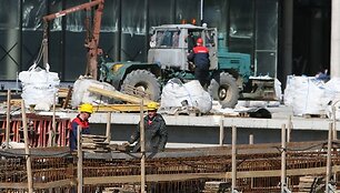 arena2Statybininkai triūsia neskaičiuodami darbo valandų, tačiau dar nežinia, ar arena bus pastatyta sutartu laiku. 