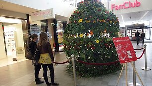 Kauno &bdquo;Akropolyje&ldquo; žydi i&scaron; gėlių nupintas margutis.