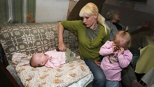 S.Smilgiūtę su mažametėmis dukromis teismas varo į gatvę.