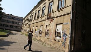 Ap&scaron;iurę vartai į Laisvės alėją, Nepriklausomybės aik&scaron;tėje. 