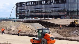 Artėja Kauno arenos atidarymo šventė, bet čia dar apstu statybininkų.