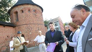 A.Stankevičius (viduryje) ginčijosi su A.Stravinsku (de&scaron;inėje).