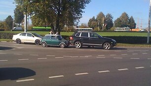&bdquo;Mini Cooper&ldquo; atsitrenkė į &bdquo;Porsche Cayenne&ldquo;.  