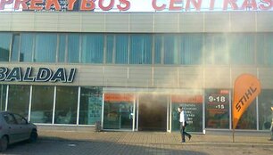 Trečiadienį  apie 14 val. 30 min. Kaune. Pramonės prospekte esančioje baldų parduotuvėje &bdquo;Mato baldai&rdquo; kilo gaisras.  Pastatas atvira liepsna nedegė, tik rūko dūmai. Gaisro priežastis dar nežinoma. &bdquo;15min.lt&ldquo; kalbinta viena &bdquo;Mato baldų&ldquo; prekybos tinklo darbuotoja sakė girdėjusi, kad gaisras kilo nea