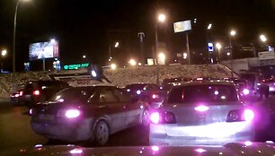 Nuo viaduko nuskrendantis automobilis