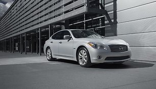 „Infiniti M35h“