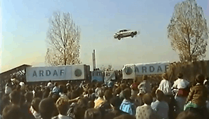 Nepavykęs &scaron;uolis su automobiliu nuo tramplino