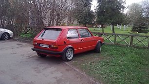 „VW Golf“ prie Šv. Ignaco Lojolos bažnyčios Šiauliuose