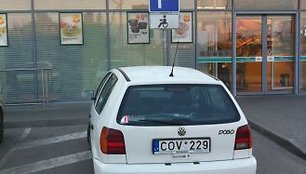 „Volkswagen Polo“ neįgaliųjų vietoje