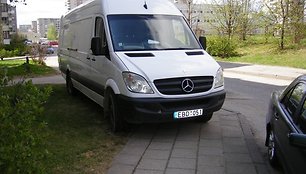 „Mercedes-Benz“ ant šaligatvio