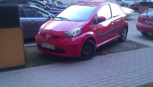 „Toyota Aygo“ ant žolytės