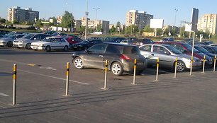 „Renault Megane“ dvejose neįgaliųjų vietose