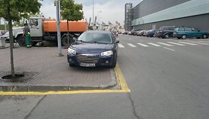 &bdquo;Chrysler&ldquo; prie geltonos linijos