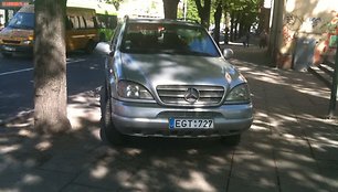 „Mercedes“ gali parkuotis ir ant šaligatvio