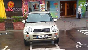 &bdquo;Toyota RAV-4&ldquo; dvejose neįgaliųjų vietose
