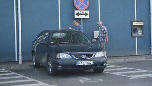 &bdquo;Toyota Avensis&ldquo; neįgaliųjų vietoje