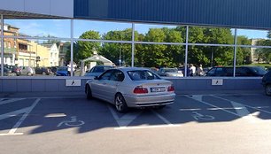 BMW neįgaliųjų vietoje