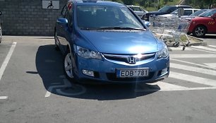 „Honda“ neįgaliųjų vietoje