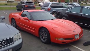 „Chevrolet Corvette“ prie prekybos centro