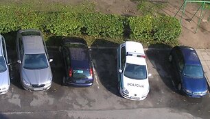 Per dvi vietas pastatytas policijos automobilis