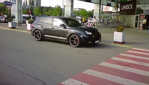 „Porsche Cayenne“ prie geltonos linijos