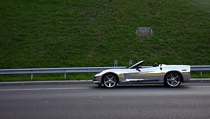 Chromine plėvele apklijuota „Chevrolet Corvette“