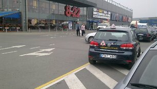 Nevietoje pastatytas automobilis