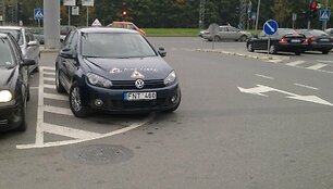 Nevietoje pastatytas automobilis